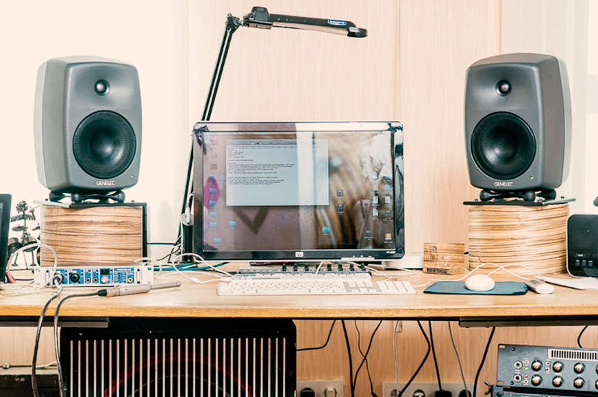 Studio Monitor Test and Calibration 5 Speakers in a “Bedroom” Studio