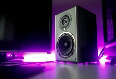 Studio Monitor Test and Calibration: 5 Speakers in a “Bedroom” Studio -  Sonarworks Blog