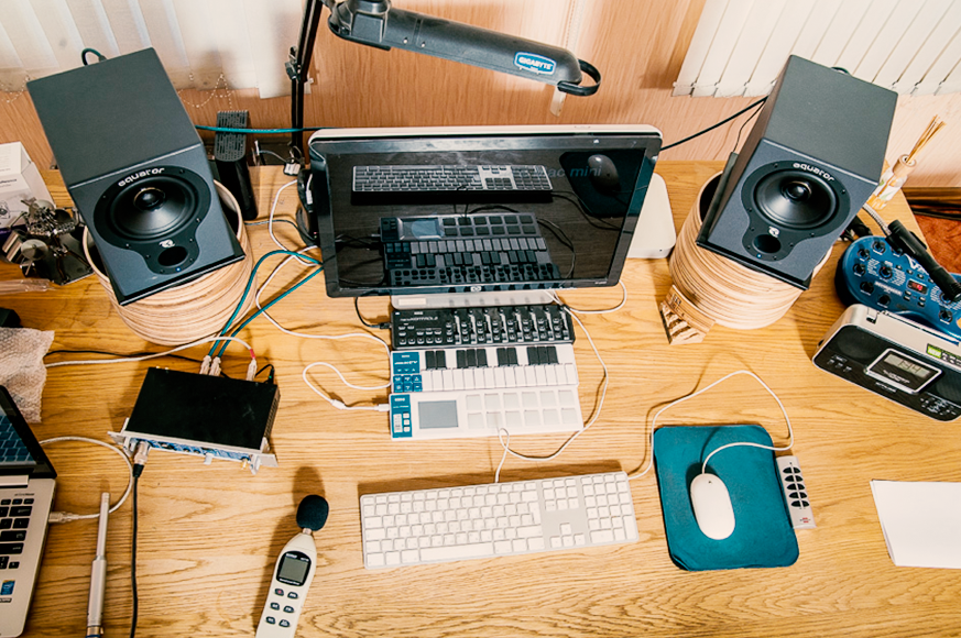 Studio Monitor Test and Calibration: 5 Speakers in a “Bedroom” Studio -  Sonarworks Blog