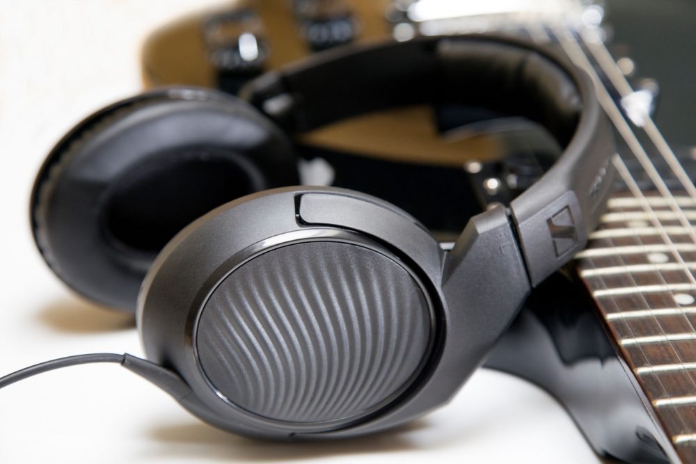 Sennheiser hd 200 online pro price